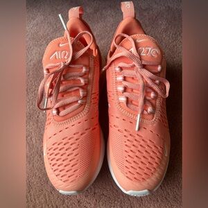 NWOT Nike Air Max 270